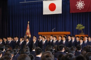 運動部の先輩による校歌の披露です。