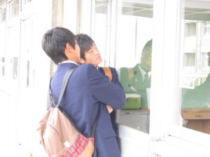 僕はどのクラスかな~~。窓に名表が貼ってあります。